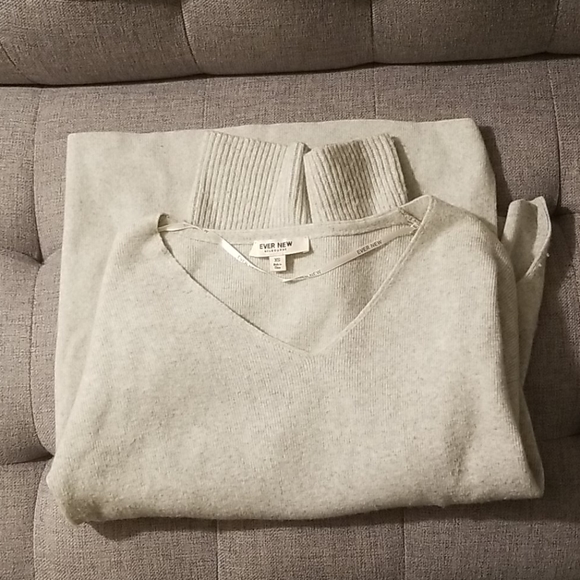 Light grey wool sweater w flared sleeves - Picture 5 of 9